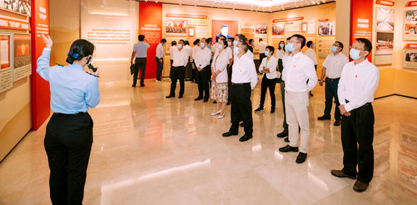 香港六合彩预测专家
组织党员干部参观省反腐倡廉教育基地_600.jpg